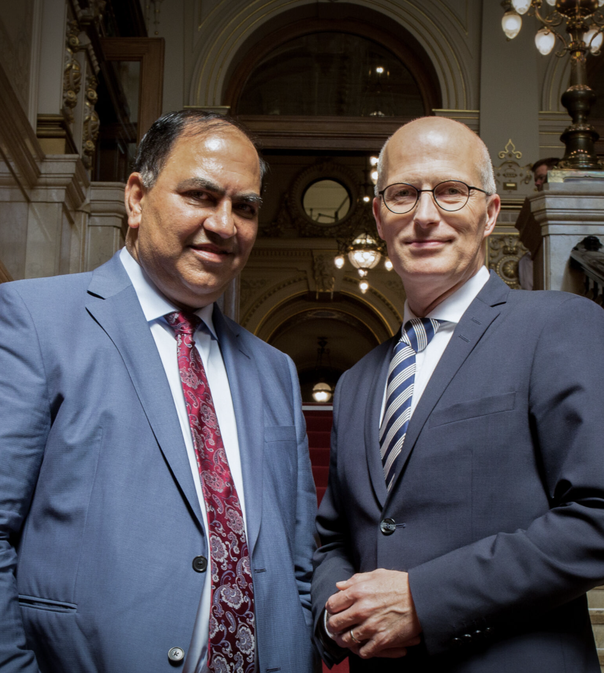 Gulfam Malik mit Erstem Bürgermeister Dr. Peter Tschentscher